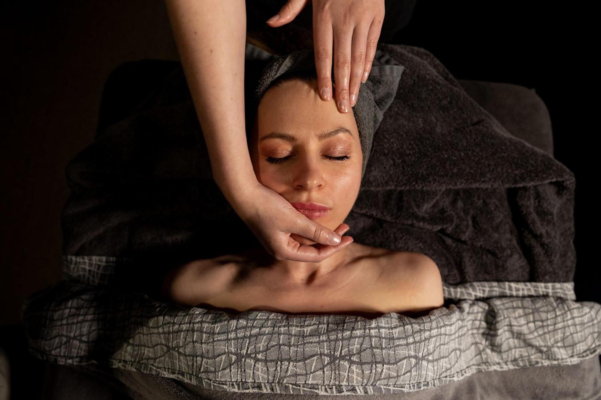 Отель Peppers Silo Лонсестон Экстерьер фото A woman receiving a facial massage