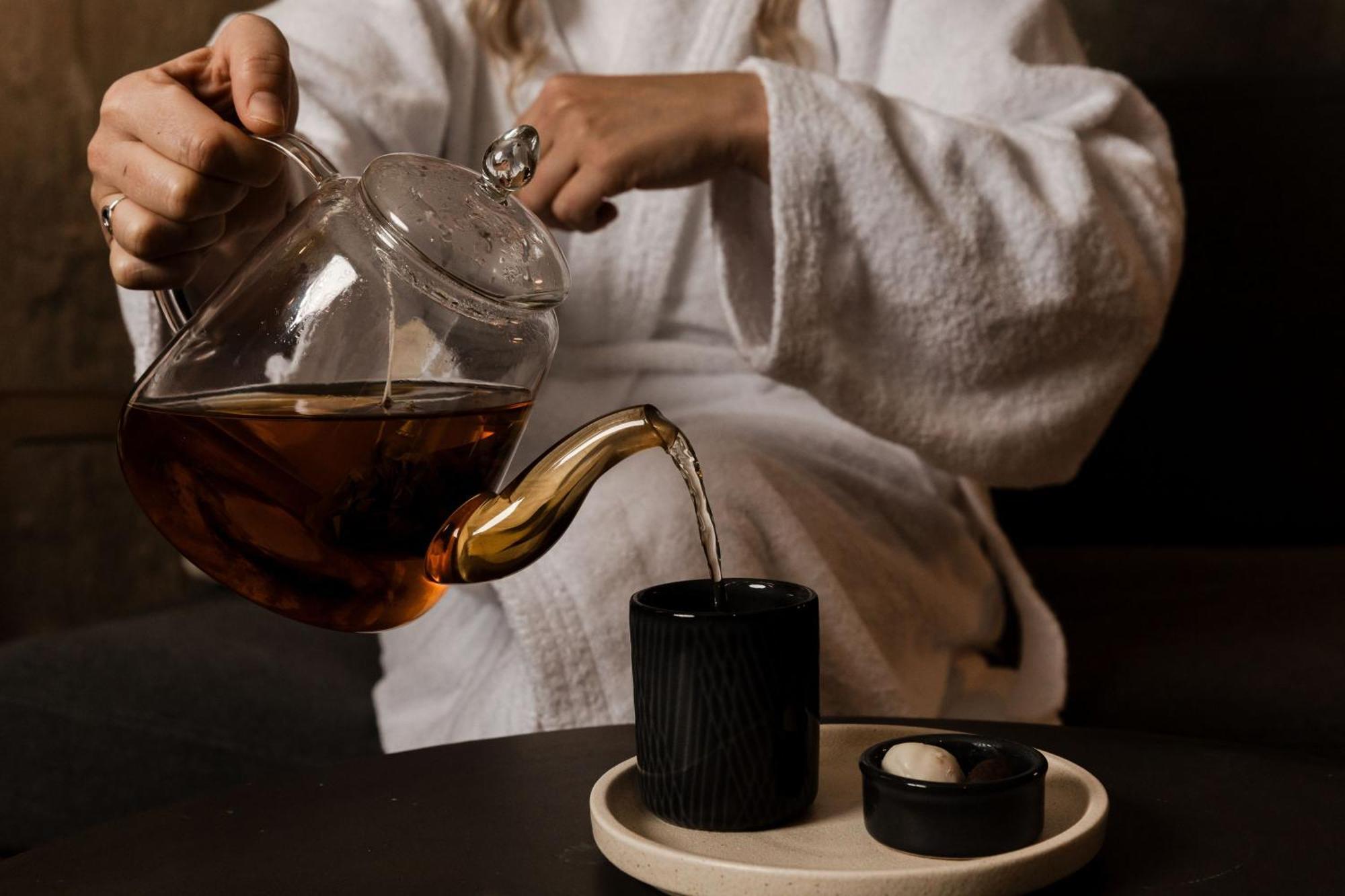 Отель Peppers Silo Лонсестон Экстерьер фото A woman pouring tea