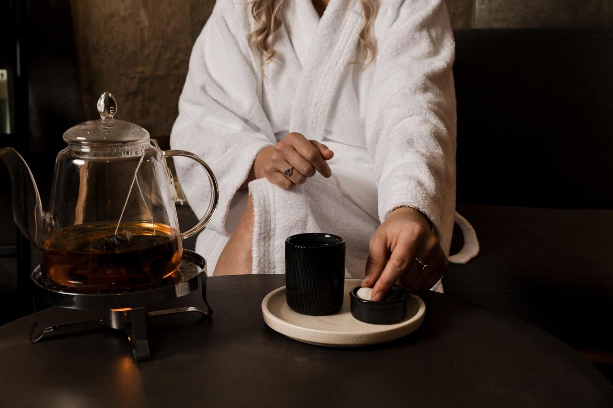 Отель Peppers Silo Лонсестон Экстерьер фото A woman wearing a bathrobe