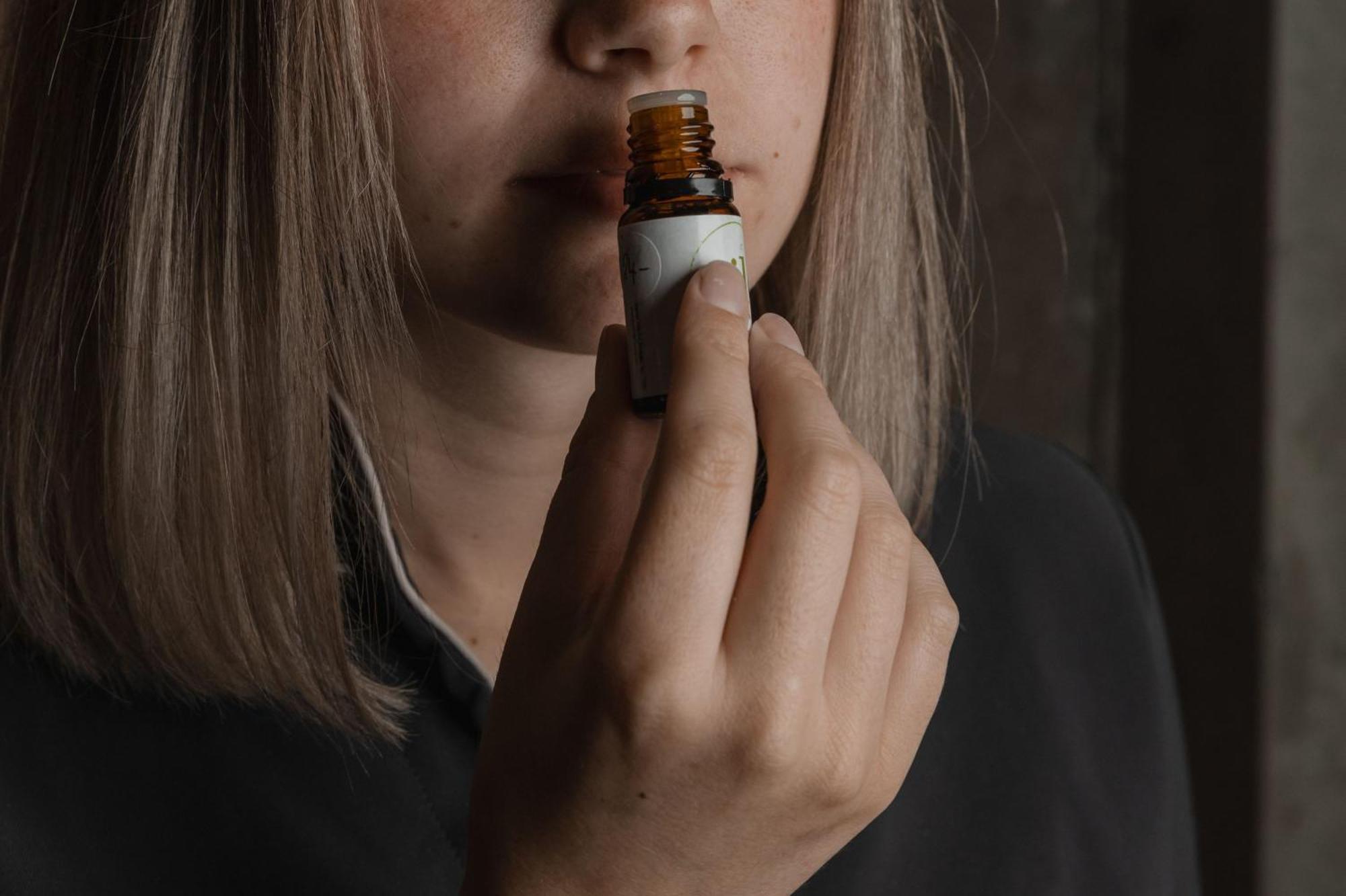 Отель Peppers Silo Лонсестон Экстерьер фото A woman smelling a bottle of essential oil