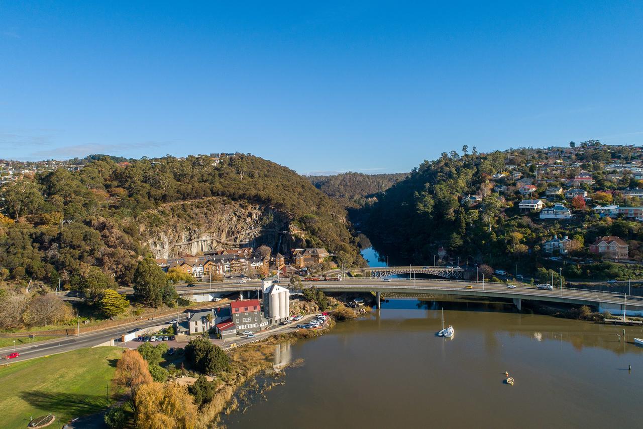 Отель Peppers Silo Лонсестон Экстерьер фото Aerial view of the town
