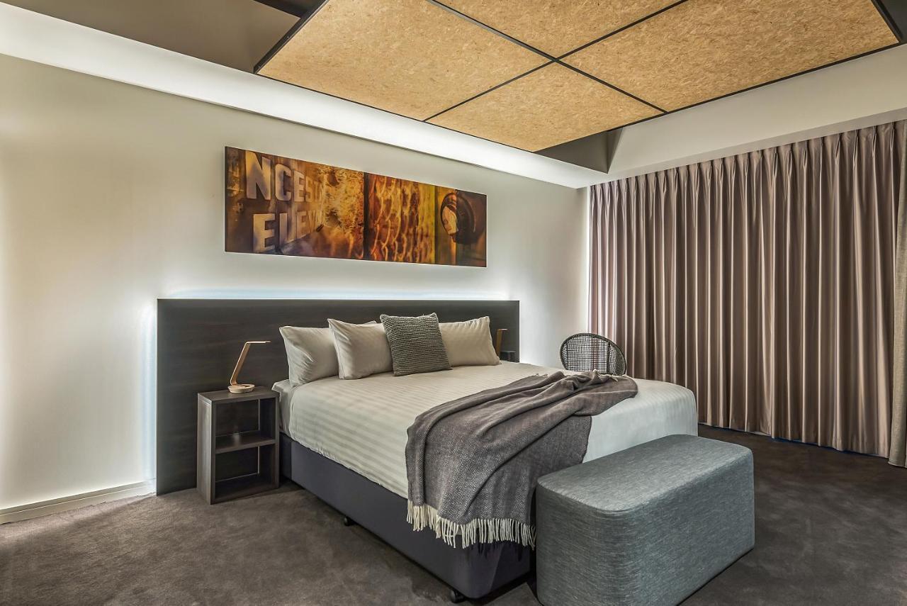Отель Peppers Silo Лонсестон Номер фото A bedroom with a bed and a stool